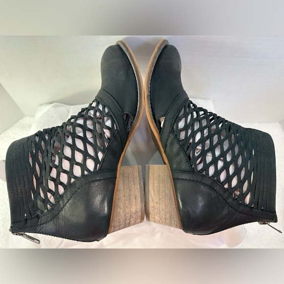 BLACK LEATHER BOTIES (SIZE 6.5M) AMAZING CONDITION! COCKTAIL, CONCERT!🤩 - Picture 4 of 12